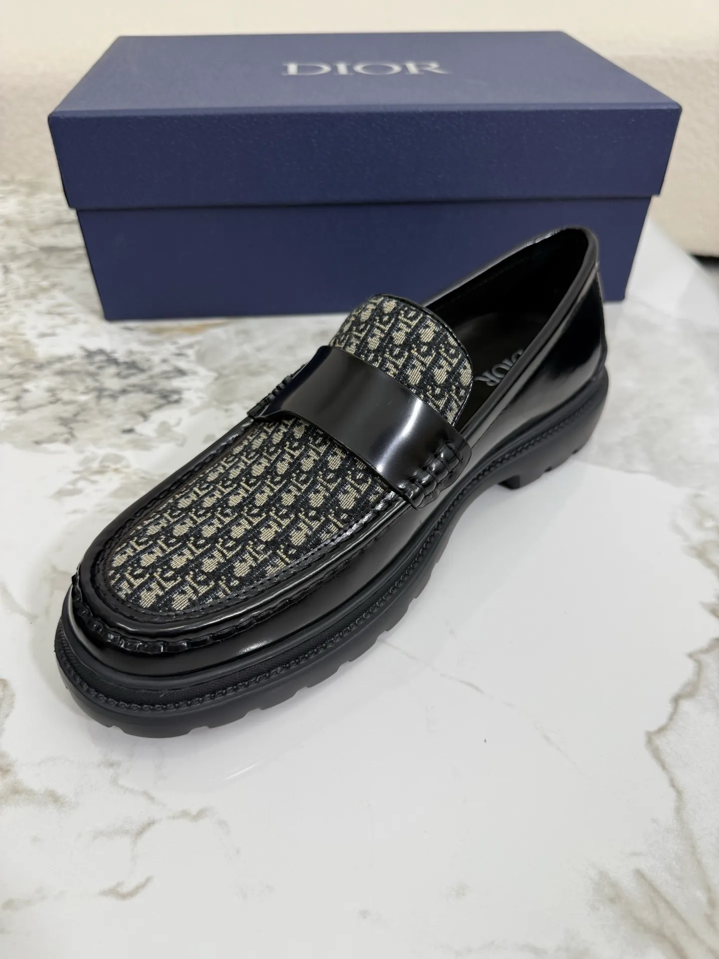 [ DIOR ] Top P: 820💰 ▪️Size: 39-44 (customized for 38.45) Top male leather shoes DIOR Dior combines high-quality materials and exquisite details. The imported cowhide leather upper is embellished with Gancio buckles, showing a luxurious style. Imported cattle. TP sole is light and flexible in texture